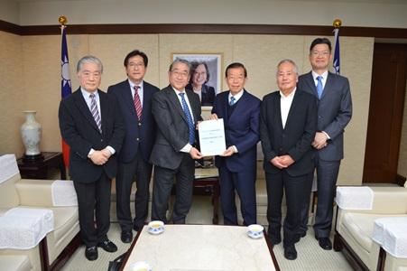 謝長廷・駐日代表（右３）、福生吉裕・博慈会老人病研究所所長/日本未病システム学会前理事長（左３）