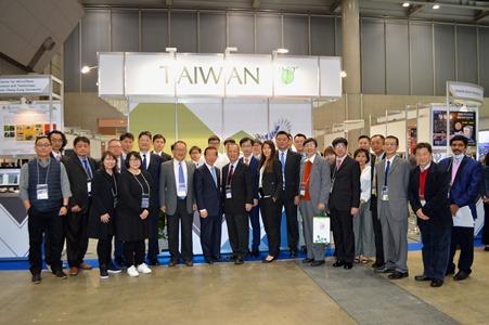 謝長廷・駐日代表（前左６）と「nano tech 2020」台湾パビリオン出展者ら