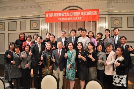 呉新興・僑務委員会委員長（前列左６）、張仁久・駐日副代表（前列左４）、張淑玲・駐日代表処横浜分処長（前列右６）、洪益芬・日本横浜台湾商会執行長（前列左５）、並びに「フォルモサ・サーカス・アート（福爾摩沙馬戲團）」の出演者ら