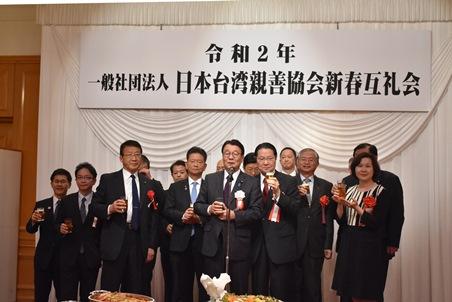 蔡明耀・駐日副代表（写真前列右2）、衛藤征士郎・日本台湾親善協会会長/衆議院議員（前列右3）、乾杯の音頭をとる山本順三・同副会長/参議院議員（前列4）、同協会顧問の衆参両院の各議員、張淑玲・駐日代表処横浜分処長（写真前列右１）
