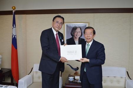 謝長廷・駐日代表（右）は、蔡英文総統から日華議員懇談会顧問の安倍晋三首相に宛てた礼状を古屋圭司・日華議員懇談会会長（左）に手渡した。古屋会長は台湾の世界保健機関（WHO）参加支持を改めて表明した。