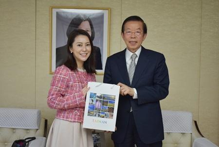 謝長廷・駐日代表（写真右）、魚住りえさん（左）