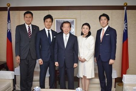 謝長廷・駐日代表（中央）、小林史明・衆議院議員/自民党青年局長（左2）、武井俊輔・衆議院議員/自民党青年局長代理（左1）、牧島かれん・衆議院議員/自民党青年局国際部長（右2）、佐藤啓・参議院議員/自民党青年局国際副部長（右1）
