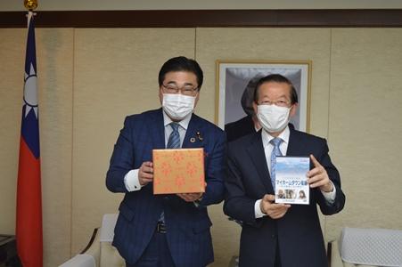 台湾人と外国人の視点で福島の復興状況を取材したドキュメンタリー番組「マイホームタウン福島―私が福島に住む理由」のＤＶＤを謝長廷・駐日代表（右）に贈呈する菅家一郎・復興副大臣/衆議院議員（左）