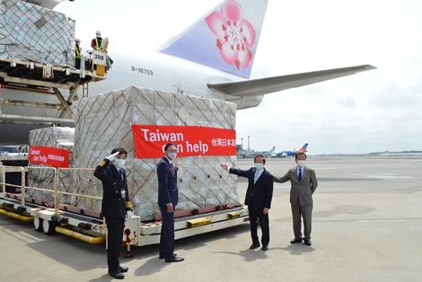 台湾政府が日華議員懇談会を通じて、日本に寄付する医療用マスク200万枚が、4月21日午前、成田空港へ到着した。空港では日華議員懇談会会長の古屋圭司衆議院議員（写真左２）、日本台湾交流協会の舟町仁志・専務理事（右１）、当代表処の謝長廷代表（右２）が出迎え、台日友好の重要な瞬間に立ち会った。