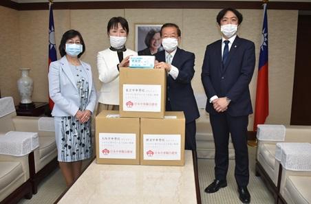 謝長廷・駐日代表（写真右2）。「日本中華聯合総会」の林月理会長（左2）は駐日代表処を通して東京中華学校、横浜中華学院、大阪中華学校の3校へマスク3000枚（各校1000枚）を寄贈した。外箱には、「日本中華聯合総会」からのメッセージ「コロナに負けないよう元気に勉強してください」が添えられていた。張春美・留日東京華僑総会会長（左1）、張儀・横浜華僑総会会長（右1）

