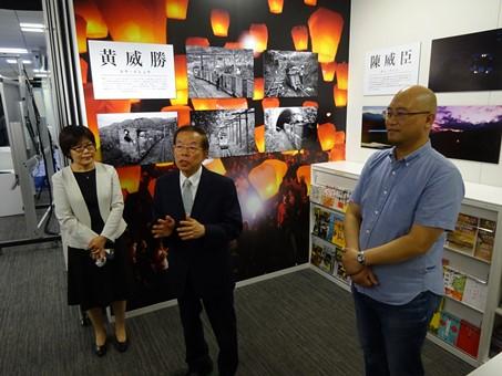台湾文化路徑（カルチャールート）鉄道篇の鉄道写真展・切符展を観賞後に感想を述べる謝長廷・駐日代表（中央）。王淑芳・台湾文化センター長（左）、同展キュレーターの陳威臣氏（右）