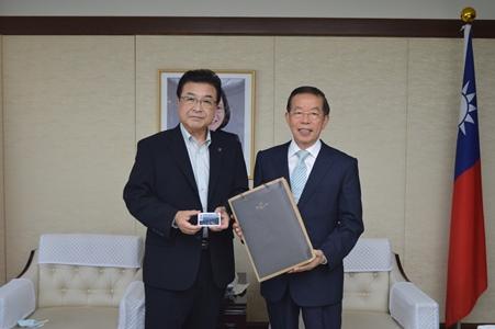 謝長廷・駐日代表（右）、岡田昭雄・長野県千曲市長/しなの鉄道沿線観光協議会会長（左）