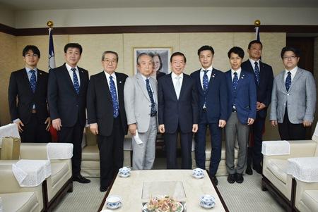 謝長廷・駐日代表（中央）、「高座日台交流の会」の石川公弘会長（左４）、「日台高座友の会」の橋本吉宣会長（左２）ら各会の幹事一行。
訪問の中で、先ごろ台湾から医療用マスクが大和市、座間市、海老名市、綾瀬市へ各5000枚贈られたことに対し、4市の各市長からの感謝状がそれぞれ謝・駐日代表に手渡された。
