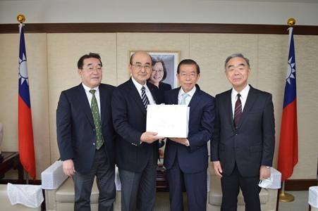 謝長廷・駐日代表（右２）、清水一也・台湾協会会長（左２）、小椋和平・台湾協会理事長（左１）、株木博・台湾協会専務理事（右１）