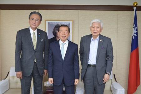 謝長廷・駐日代表（中央）、高井昌史・紀伊國屋書店会長/社長（右）、古屋圭司・日華議員懇談会会長（左）