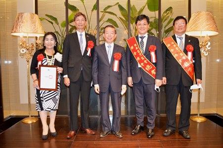 謝長廷・駐日代表（中央）、日本台湾商会聯合総会の陳五福・第８期総会長（右２）、何道台・第７期総会長（左２）