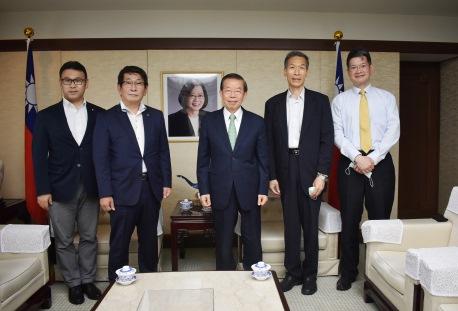 謝長廷・駐日代表（中央）、「名古屋市会日台議員連盟」会長の藤田和秀議員（左2）、同連盟メンバーの岩本隆弘議員（左1）。
訪問の中で、藤田会長から7月6日の名古屋市議会本会議で国会および内閣に提出される「台湾の世界保健機関年次総会へのオブザーバー参加等の支持に関する意見書」が採択されたと説明があった。
