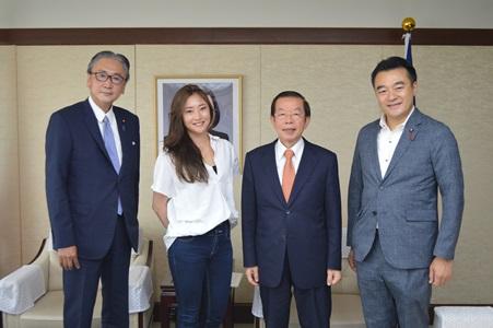 謝長廷・駐日代表（右２）、古屋圭司・日華議員懇談会会長/衆議院議員（左１）、大岡敏孝・衆議院議員（右１）、台湾出身の元テニス選手でタレントのライ・チャン（頼文慈）さん（左２）