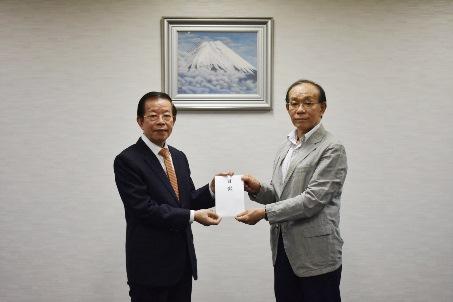 義援金の目録が謝長廷・駐日代表（写真左）から日本台湾交流協会の谷崎泰明・理事長（右）へ手渡された。

