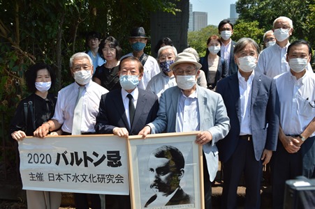 東京・青山墓地のバルトン先生の墓を参拝した謝長廷・駐日代表（前列左３）、稲場紀久雄・日本下水文化研究会代表（前列左４）