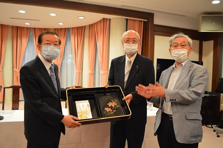 バルトン先生記念講演会に先立ち行われた、バルトン先生胸像再建のお祝いおよび関連史料の贈呈式
左より謝長廷・駐日代表、前田武志・日台友好市民の会代表、稲場紀久雄・日本下水文化研究会代表
