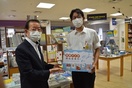 謝長廷・駐日代表（左）、舟木幹男・Books Kinokuniya Tokyo店長（右）