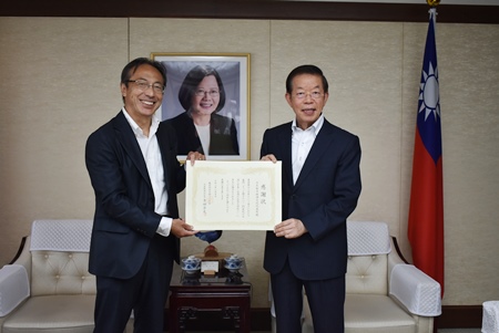 謝長廷・駐日代表（写真右）、吉田京太・日経ラジオ社社長（左）。
日経ラジオの番組「もっと聞きたい！21世紀の台湾と日本～台湾の元気を訪ねて」放送20周年に際し、同番組への駐日代表処の協力に対して吉田社長より謝・駐日代表へ感謝状が送られた。
