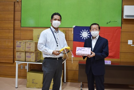 謝長廷・駐日代表（写真右）、「白金の森」の西啓三・施設長（左）。
駐日代表処は保管しているフェイスシールド350セットおよびゴム手袋5000枚を隣接する港区立特別養護老人ホーム「白金の森」に寄贈した。

