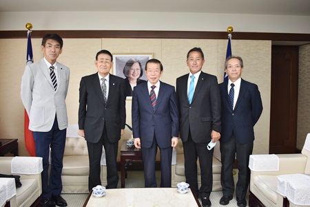 謝長廷・駐日代表（写真中央）、足立前・全国日台友好議員協議会常任相談役（左２）