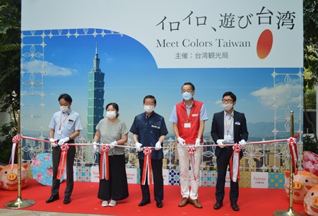 謝長廷・駐日代表（中央）、鄭憶萍・台湾観光局/台湾観光協会東京事務所所長（左２）および日本の旅行業者代表ら
