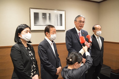 李登輝元総統追悼式に出席するために訪台する日本代表団について羽田空港出発前に説明する古屋圭司・日華議員懇談会会長/衆議院議員（右２）。謝長廷・駐日代表（左２）、牧島かれん・自民党青年局長/衆議院議員（左１）、谷崎泰明・日本台湾交流協会理事長（右１）