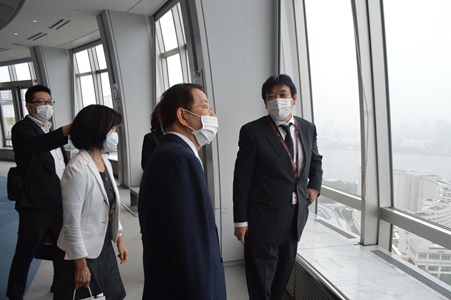 謝長廷・駐日代表（右２）にフジテレビとお台場の歴史を説明する大村卓・フジテレビ技術局チーフテクニカルプロデューサー（右１）
