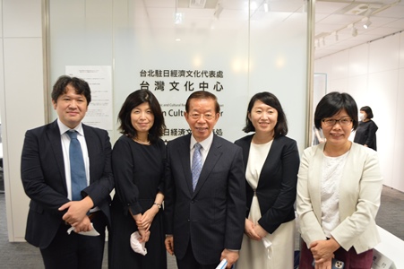 謝長廷・駐日代表（中央）、王淑芳・駐日代表処台湾文化センター長（右１）、SNET台湾（日本台湾修学旅行支援研究者ネットワーク）の赤松美和子・大妻女子大学准教授（右２）、山崎直也・帝京大学教授（左１）、洪郁如・一橋大学教授（左２）