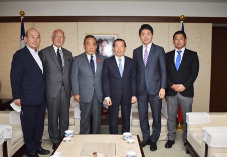 謝長廷・駐日代表（写真右３）、大西英男・衆議院議員（左３）、島村和成・江戸川区議会議員（左２）、須賀精二・江戸川区議会議員（左１）、田中寿一・江戸川区議会議長（右２）、大西洋平・江戸川区議会議員（右１）
