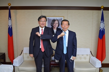 謝長廷・駐日代表（右）、有元隆志・産経新聞社月刊「正論」発行人（左）