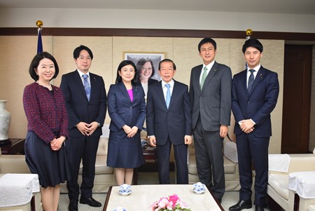 謝長廷・駐日代表（写真右３）、自民党の牧島かれん・青年局長/衆議院議員(左３）、小倉將信・青年局長代理/衆議院議員(左２）、自見はなこ・青年局長代理/参議院議員(左１）、武井俊輔・青年局国際部長/衆議院議員(右２）、中曽根康隆・青年局国際部副部長/衆議院議員(右１）
