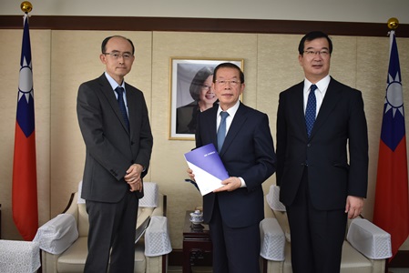 謝長廷・駐日代表（写真中央）、「Forum21・梅下村塾」の高地雅夫・23期会長/三菱商事（右）。
李登輝元総統の逝去を受け、「Forum21・梅下村塾」が発行した冊子『追悼　李登輝先生』が謝・駐日代表に手渡された。
