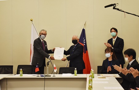 張仁久・駐日副代表（写真右2）立ち会いの下、趙中正・全日本台湾連合会会長（左2）から「台湾のWHOへの参加を求める！」と題する要望書が、古屋圭司・日華議員懇談会会長/衆議院議員（左１）へ手渡された。会場には、許青峰（大山青峰）・僑務委員、張碧華・僑務委員、黄俊銘（長峰俊次）・僑務委員、黄宗民・僑務委員、林裕玲（浜田裕子）・僑務委員、林月理・日本中華聯合総会会長、趙天徳・全日本台湾連合会会長秘書ら台湾僑胞団体の代表も出席した。
