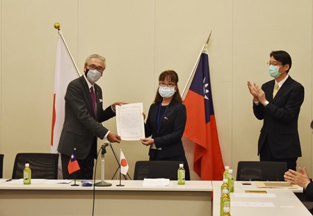 張仁久・駐日副代表（写真右）立ち会いの下、林月理・日本中華聯合総会会長（中央）から「台湾のWHO年次総会（WHA）参加の支持を求める要望書」が、古屋圭司・日華議員懇談会会長/衆議院議員（左）へ手渡された。会場には、許青峰（大山青峰）・僑務委員、張碧華・僑務委員、黄俊銘（長峰俊次）・僑務委員、黄宗民・僑務委員、林裕玲（浜田裕子）・僑務委員、趙中正・全日本台湾連合会会長、趙天徳・全日本台湾連合会会長秘書ら台湾僑胞団体の代表も出席した。

