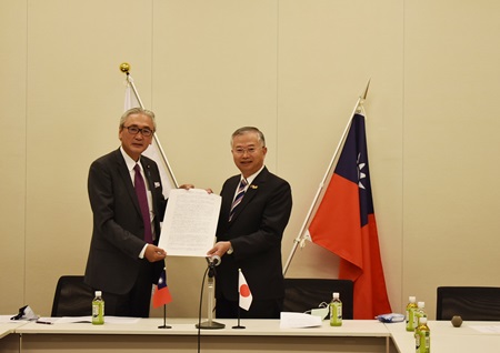 蔡明耀・駐日副代表（写真右）、古屋圭司・日華議員懇談会会長/衆議院議員（左）。
この日、「日華議員懇談会2020年度基本方針」が手渡される前には会場で、台湾のWHO/WHA参加支持および台湾の衛生福利部疾病管制局（台湾CDC）との連携等を盛り込んだ日華懇による日本政府への要請書が、古屋会長から厚生労働省および外務省の各関係者に手渡された。

