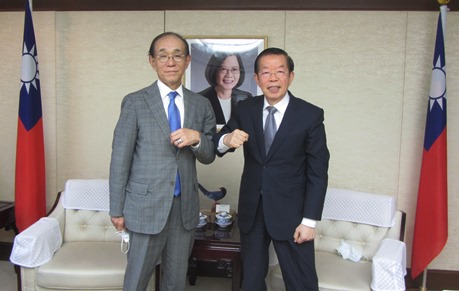 謝長廷・駐日代表（写真右）、谷崎泰明・日本台湾交流協会理事長（左）
対談内容は、日本台湾交流協会発行の『交流』３月号に掲載予定
