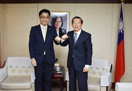 謝長廷・駐日代表（写真右）、秋野公造・参議院議員/公明党（左）

