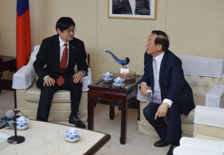 謝長廷・駐日代表（右）、ラジオ日本「ラジオ時事対談」パーソナリティーの有泉孝氏（左）