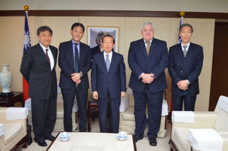 謝長廷・駐日代表（中央）、日本航空のレゲット・ロス新任執行役員/国際提携部副部長（右２）、大島秀樹・執行役員（左２）、相澤邦彦・国際提携部台湾交流事業推進総括（左１）