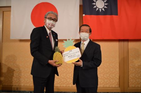 謝長廷・駐日代表（右）、古屋圭司・日華議員懇談会会長/衆議院議員（左）