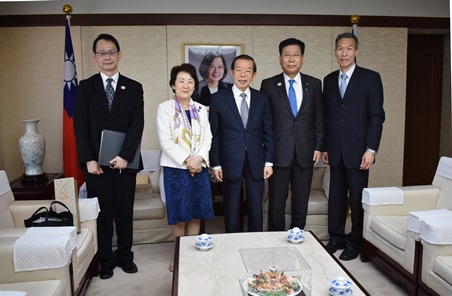 謝長廷・駐日代表（写真中央）、衛藤晟一・参議院議員（右２）、山谷えり子・参議院議員（左２）
