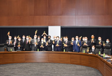 謝長廷・駐日代表（写真左8）は自民党所属国会議員の有志をメンバーとする「保守団結の会」の勉強会で、「台湾をめぐる国際情勢と台日関係」をテーマに講演した。同勉強会には蔡明耀・駐日副代表（左1）も出席し、講演前には台湾産パイナップルの購入PRも行われた。
