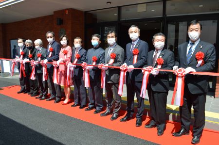 謝長廷・駐日代表（右６）、張淑玲・駐日代表処横浜分処処長（左５）、羅鴻健・横浜中華学院理事長（右５）、馮彦國・横浜中華学院校長（左１）、鄭尊仁・僑務委員（左４）、小林一美・横浜市副市長（右３）