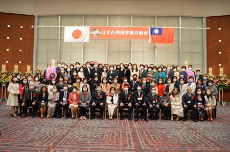 張仁久・駐日副代表（前列右７）、陳五福・日本台湾商会聯合総会第８期総会長（前列右８）、俞秀霞・日本台湾商会聯合総会第９期総会長（前列右９）