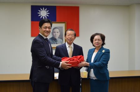 謝長廷・駐日代表（中央）、日本台湾商会聯合総会の俞秀霞・第９期総会長（右）、陳五福・第８期総会長（左）