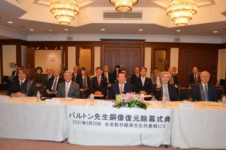 謝長廷・駐日代表（前列中央）、稲場紀久雄・日本下水文化研究会代表（前列右２）、黒須隆一・台湾友の会会長（前列左２）、前田武志・元国土交通大臣（前列右１）、バルトン技師の玄孫ケヴィン・メッツさん（前列左１）