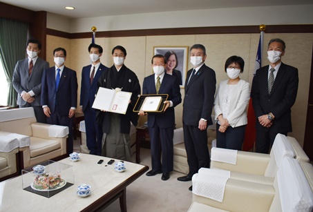 謝長廷・駐日代表（写真右４）、上田拓司・「瓦照苑」代表/観世流能楽師（左４）、上田宜照・「瓦照苑」観世流能楽師（左３）、黒川治・兵庫県議会議員（右３）、川上あさえ・芦屋市議会議員（左２）。
夙川能舞台「瓦照苑」は、令和2年文化庁芸術祭賞「優秀賞」を獲得した際の賞金を台湾の芸術団体や芸術家のために駐日代表処台湾文化センターを通して寄付し、その目録が上田代表から謝・駐日代表に手渡された。これに対し、台湾の林曼麗・財団法人国家文化芸術基金会董事長から「瓦照苑」への感謝状が、謝・駐日代表により上田代表へ手交された。


