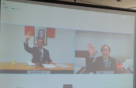 謝長廷・駐日代表（写真左）は4月23日、三村申吾・青森県知事（右）とオンラインで対話した。三村知事は今月2日に台湾花蓮県で発生した台鉄特急列車事故にお見舞いの意を伝え、今年10月台北で開催されるマラソンに合わせての訪台に意欲を示した。謝・駐日代表は今年8月の「青森ねぶた祭」の開催を楽しみにしていると述べた。