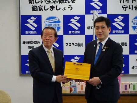 謝長廷・駐日代表（左）、塩田康一・鹿児島県知事（右）